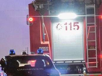 Vigili del fuoco e carabinieri - (Fotogramma)