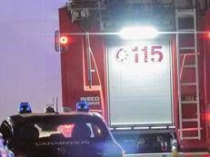 Vigili del fuoco e carabinieri - (Fotogramma)