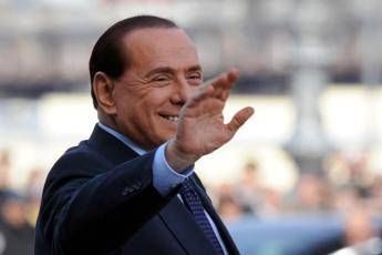 Berlusconi Saluta Afp Immagine in aggiornamento