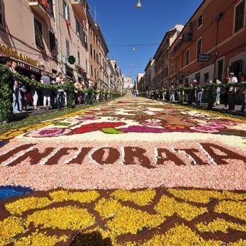 Genzano veste l’Italia di fiori: l’Infiorata 2026 celebra gli 80 anni della Repubblica