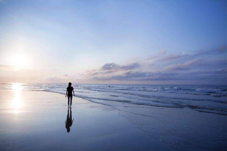 Donna in spiaggia - (Foto )