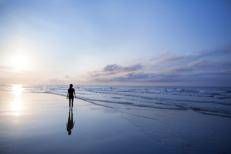 Donna in spiaggia - (Foto )