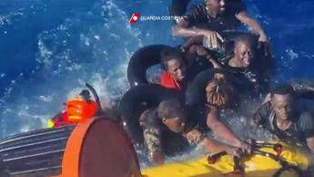 Salvataggio in mare di migranti al largo di Lampedusa nel 2023
 - Fotogramma/Ipa - Guardia Costiera