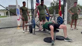 Hegseth e la sfida con i Marines, lo show con il bilanciere alla panca - Video