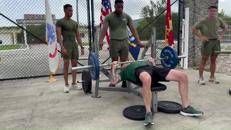 Hegseth e la sfida con i Marines, lo show con il bilanciere alla panca - Video