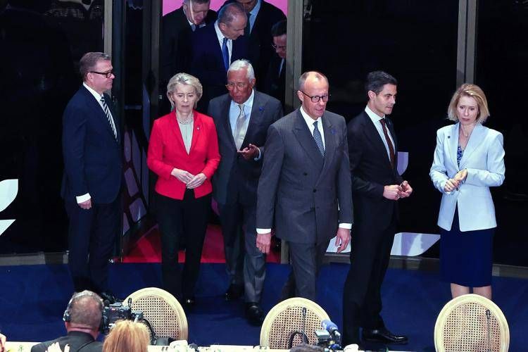 La presidente della Commissione Ue Ursula von der Leyen, seconda da sinistra, e l'Alta Rappresentante Kaja Kallas, prima da destra
 - Fotogramma/Ipa