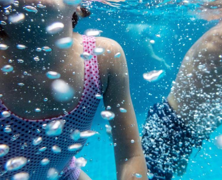 Bambini che nuotano in piscina  - (Foto )