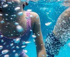Bambini che nuotano in piscina  - (Foto )