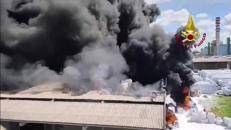 Incendio nello stabilimento Versalis a Mantova, colonna di fumo nero - Video