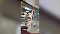 Rapina in gioielleria con armi a salve e fumogeni a Novate Milanese, i video girati nel centro commerciale