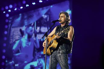Luciano Ligabue, in 54mila all'Olimpico sotto il cielo di 'Certe Notti'