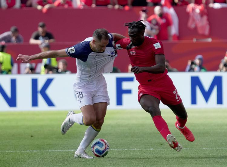 Nikola Katic (Bosnia ed Erzegovina) e Promise David (Canada) durante la partita di ieri al Toronto Stadium di Toronto - Fotogramma Ipa