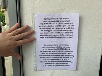 Il cartello del Padiglione russo che spiega la chiusura alla Biennale Arte
