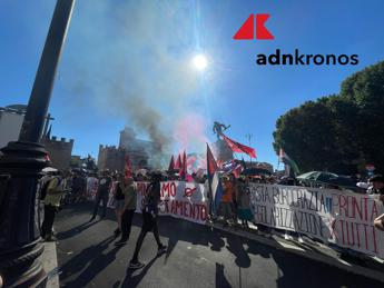 Tensione a Roma davanti al ministero delle Infrastrutture: ruspa e carro armato di cartone dati alle fiamme