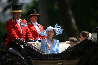 Kate con due dei suoi figli in carrozza - (Afp)