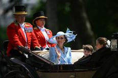 Kate con due dei suoi figli in carrozza - (Afp)