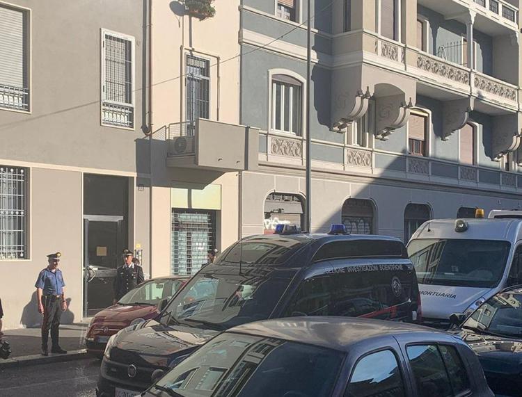 La palazzina dove è stato trovato morto l'uomo - (Foto Adnkronos)