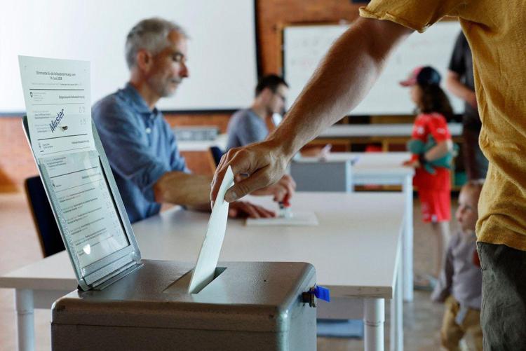 Elettori alle urne in Svizzera - (Afp)
