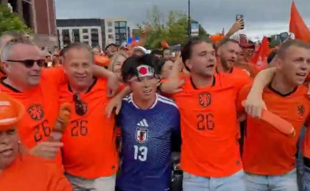Mondiali, tifoso del Giappone 'superstar'... nella festa dell'Olanda