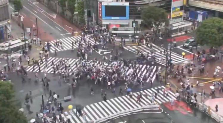 La festa dei tifosi giapponesi all'incrocio Shibuya Crossing - frame X