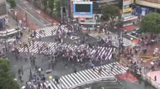 La festa dei tifosi giapponesi all'incrocio Shibuya Crossing - frame X