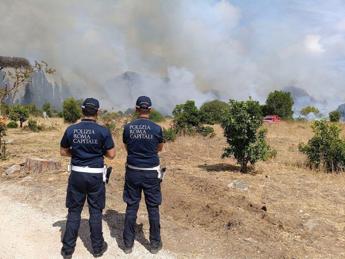 Roma, vasto incendio vicino via lido di Castel Porziano: vigili in azione