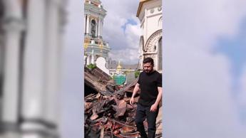 Kiev, Zelensky tra le macerie del monastero colpito: 