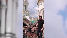 Kiev, Zelensky tra le macerie del monastero colpito: 