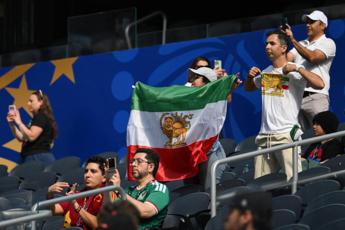 La vecchia bandiera dell'Iran allo stadio - Afp