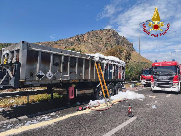 Tir prende fuoco, km di code sulla A19 Palermo-Catania
