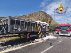 Tir prende fuoco, km di code sulla A19 Palermo-Catania