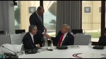 Trump e la maglia della Germania, il regalo di Merz tra G7 e Mondiali - Video