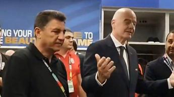 Il Presidente Fifa Infantino Accanto Al Ct Dell Iran Amir Ghalenoei Immagine in aggiornamento