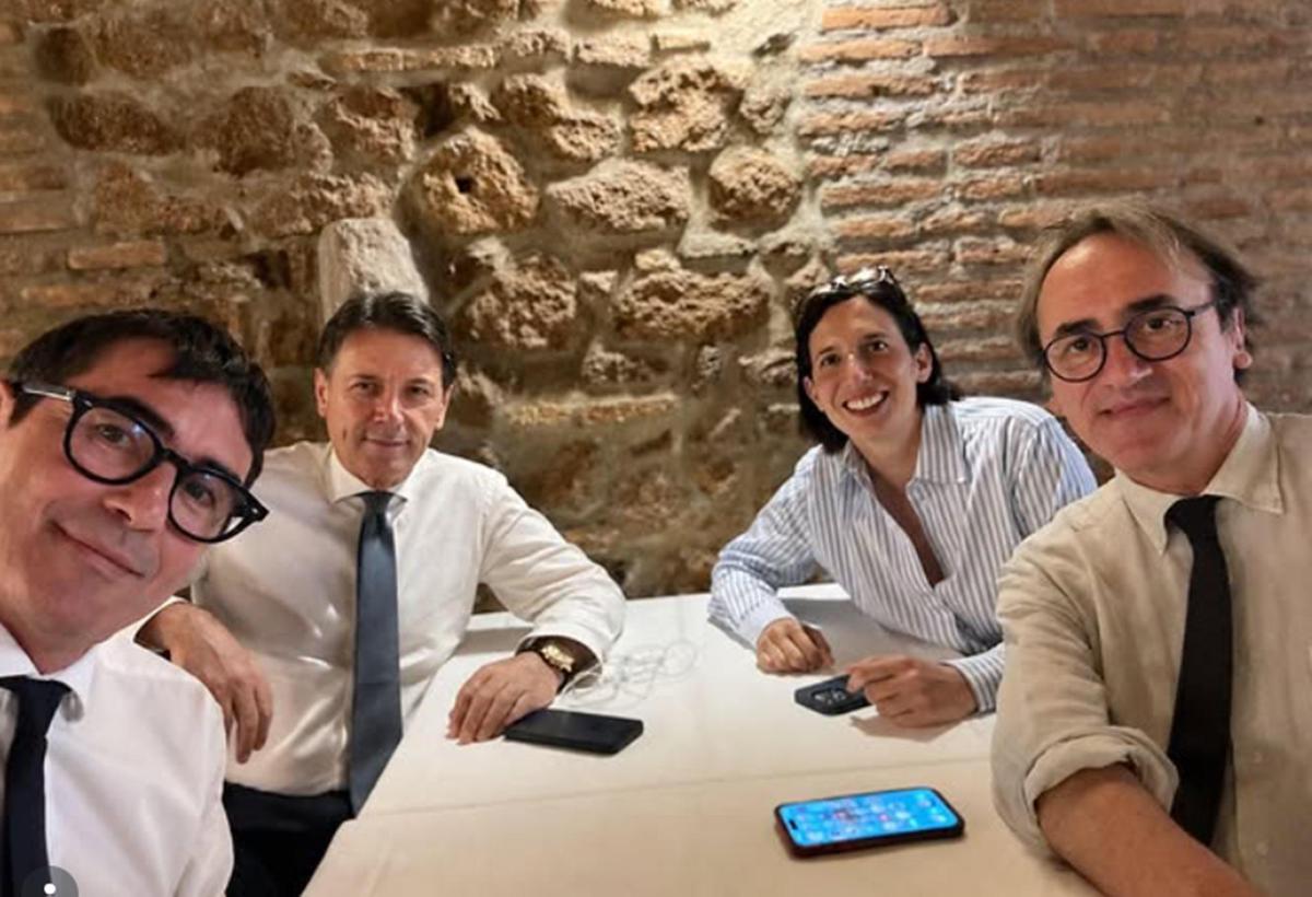 https://www.adnkronos.com/resources/02a6-20e24af11df0-7127833d445a-1000/format/huge/fratoianni_conte_bonelli_schlein_selfie_osteria_insta.jpeg
