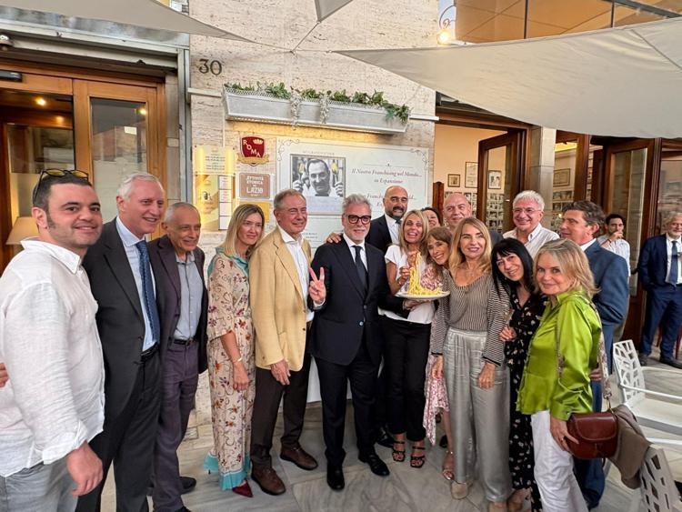 Nella foto, insieme alla famiglia Di Lelio, presenti il ministro Urso, il presidente Mollicone, il consigliere Tozzi, Marco Rizzo e la consigliera Spena