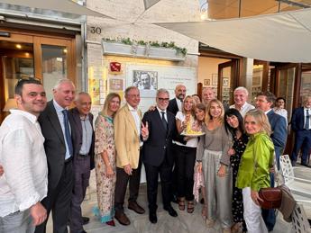 Nella foto, insieme alla famiglia Di Lelio, presenti il ministro Urso, il presidente Mollicone, il consigliere Tozzi, Marco Rizzo e la consigliera Spena