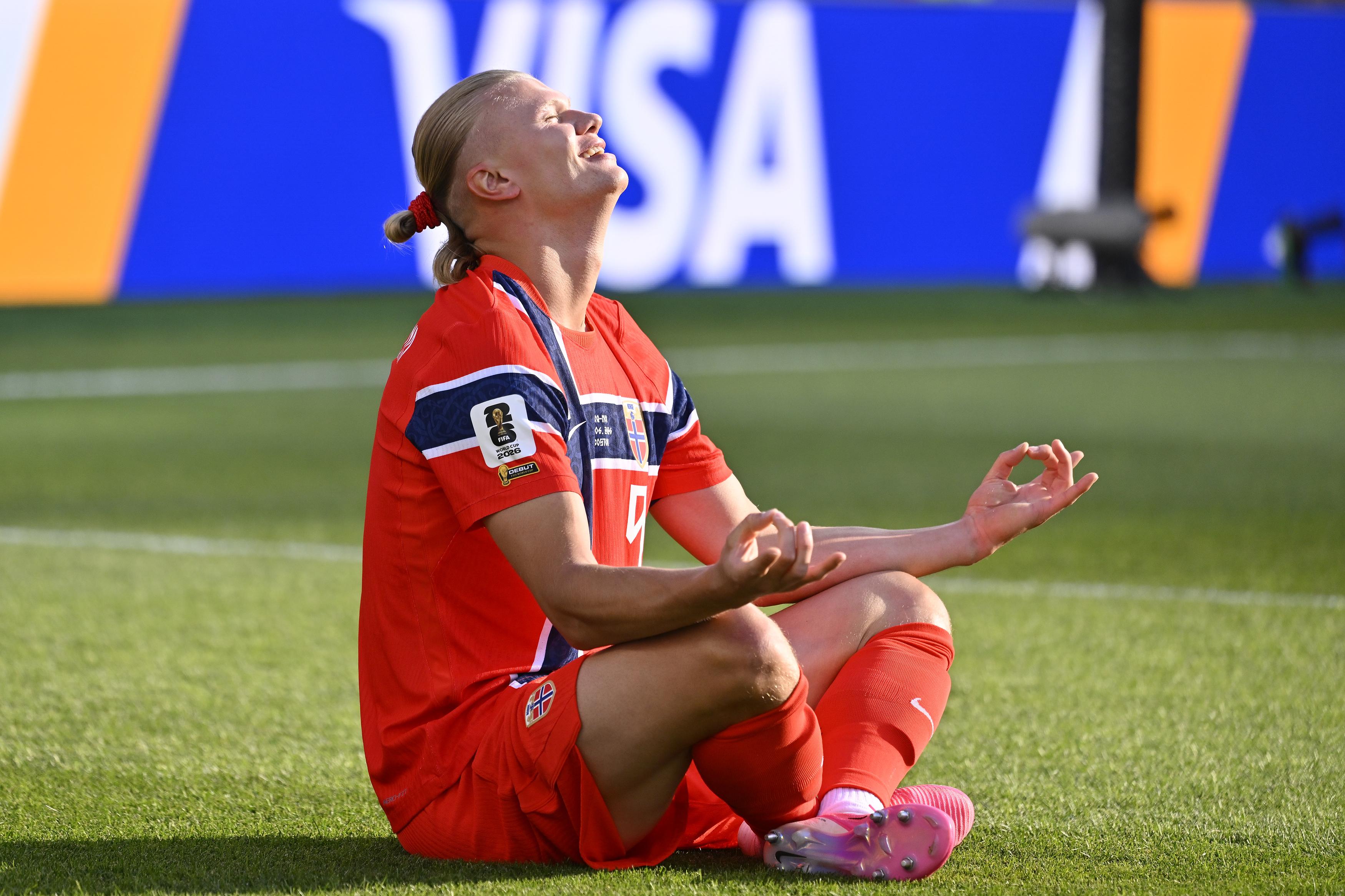 Haaland trascina la Norvegia, doppietta e show all'esordio Mondiale
