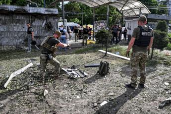Ucraina, Russia attacca ancora: decine di droni su Zaporizhzhia, un morto