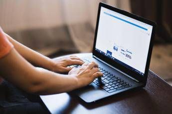 Persona al pc - Canva