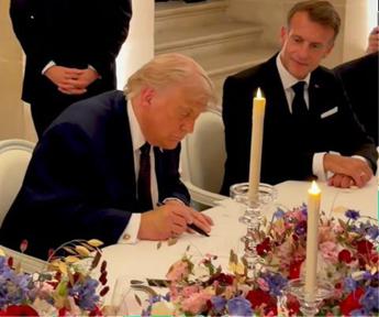 Il momento della firma - (Dal profilo X di Dan Scavino)