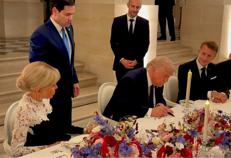 Donald Trump firma l'accordo con l'Iran - (Foto dal profilo X di Dan Scavino)
