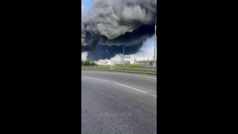 Ucraina colpisce la raffineria di Mosca, l'attacco con droni tra le auto - Video