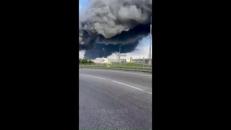 Ucraina colpisce la raffineria di Mosca, l'attacco con droni tra le auto - Video