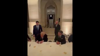 Trump firma l'accordo Usa-Iran: 