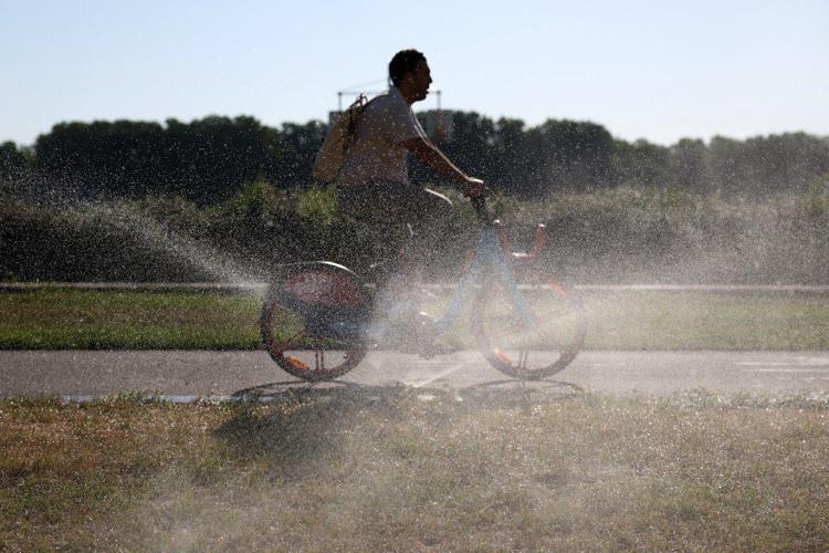 Uomo in bicicletta - (Afp)