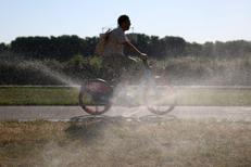 Uomo in bicicletta - (Afp)