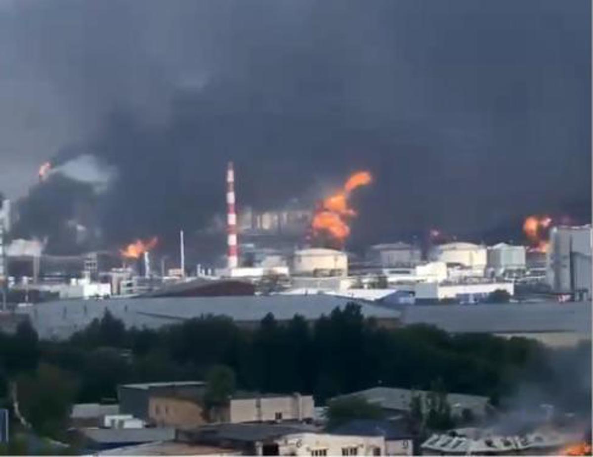 Attacco di droni ucraini su Mosca: colpita raffineria, incendi in città
