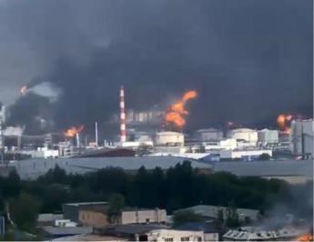 L'incendio scoppiato alla raffineria - (Fermo immagine da X)