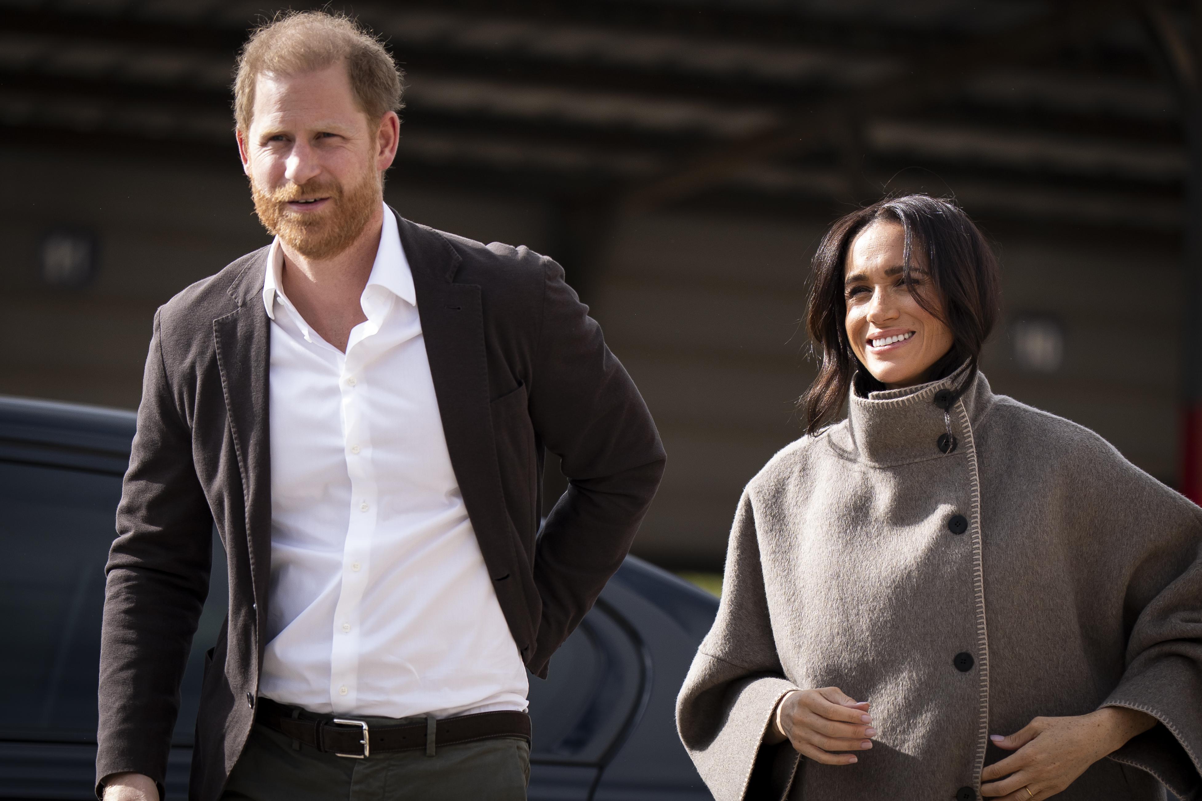 Harry e il ‘ricatto emotivo’ su Re Carlo, il viaggio nel Regno Unito con Meghan e i figli (dopo quattro anni) Harry e il ‘ricatto emotivo’ su Re Carlo, il viaggio nel Regno Unito con Meghan e i figli (dopo quattro anni)