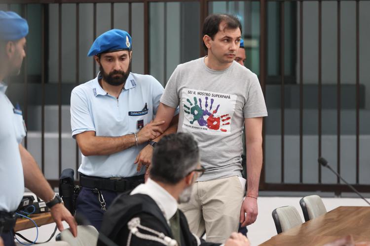 Vasile Frumuzache con la maglia con la scritta 'Sei il nostro superpapà'  - (Ipa)